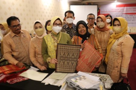 Produksi Kerajinan, Ketua Dekranasda Kalbar Dorong Program Regenerasi Perajin UMKM