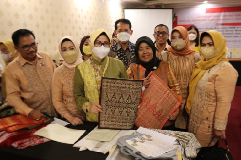 Produksi Kerajinan, Ketua Dekranasda Kalbar Dorong Program Regenerasi Perajin UMKM