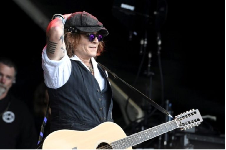 Muncul di Video Music Awards MTV, Sembari Bercanda, Johnny Depp: Saya Butuh Pekerjaan