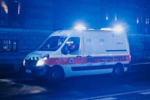 Tak Diantar Ambulans Gara-gara Perizinan, Keluarga ini Harus Tandu Jenazah Sejauh 13 Kilometer