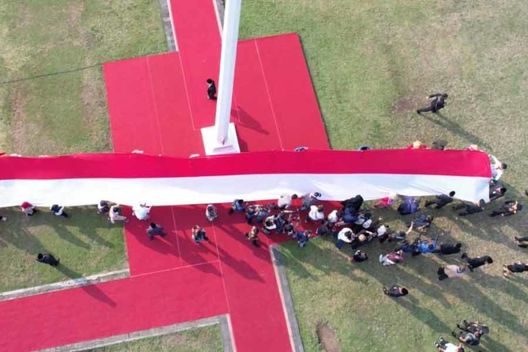 Rayakan HUT RI, Buruh Migran Siapkan Bendera Merah Putih Raksasa di Lapangan Pancasila