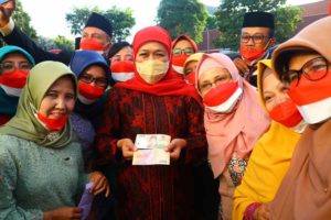 Gubernur Khofifah Bagikan Hadiah Uang Kertas Baru pada 350 Guru Penerima Satyalancana Karya Satya