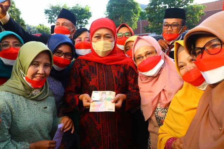 Gubernur Khofifah Bagikan Hadiah Uang Kertas Baru pada 350 Guru Penerima Satyalancana Karya Satya