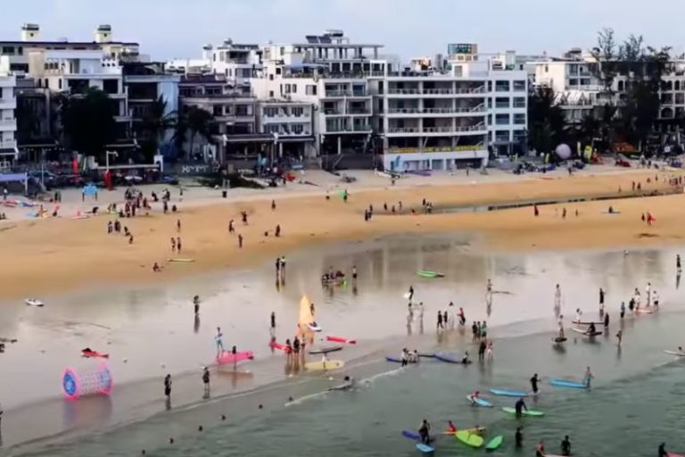Akibat Lockdown, Lebih dari 80.000 Turis Terjebak di Hainan China