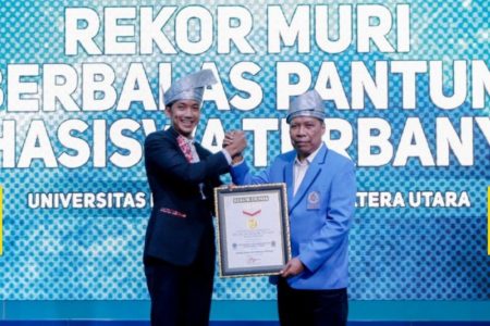 Pecahkan Rekor MURI, Mahasiswa UMSU Berbalas Pantun 1.050 Kali