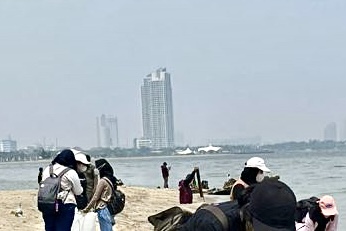 Bersih Lingkungan, BEM UI Kumpulkan Sampah di Pesisir Pantai di Jakarta Utara