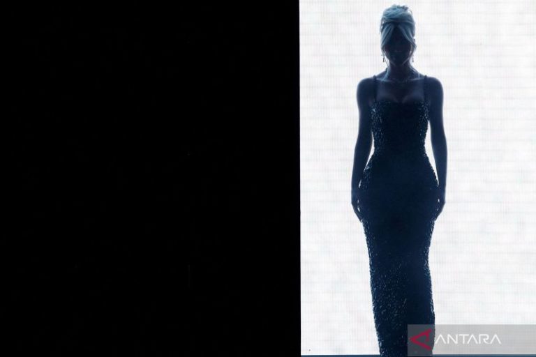 Gandeng Kim Kardashian, Dolce Gabbana Tampilkan Koleksi Terbaru untuk Perempuan