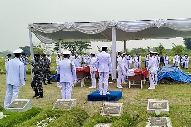 TNI AL Bersama KNKT Investigasi Kecelakaan Pesawat di Selat Madura