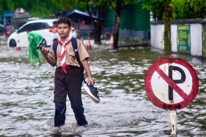 Akibat Hujan Lebat, Sejumlah Jalan di Rangkasbitung Banjir Hingga 70 Sentimeter