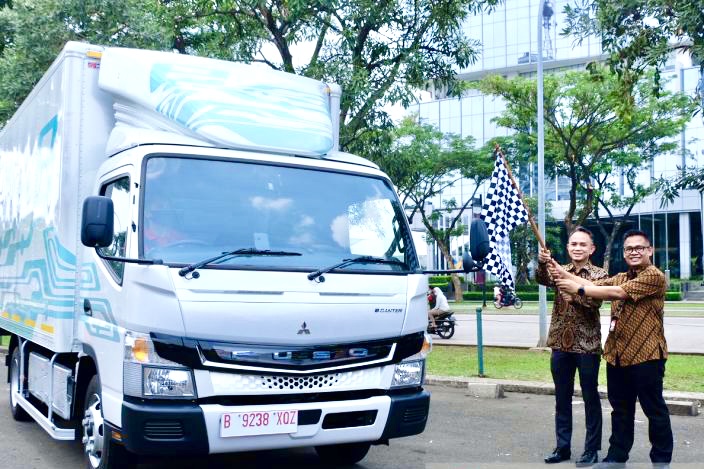 Lanjutkan Uji Coba, Truk Listrik eCanter Mengaspal di Jakarta