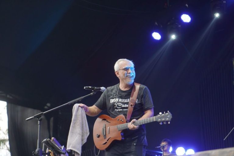 Rayakan Ultah ke-61, Iwan Fals Sukses Gelar Konser Bertalu Rindu Cinta