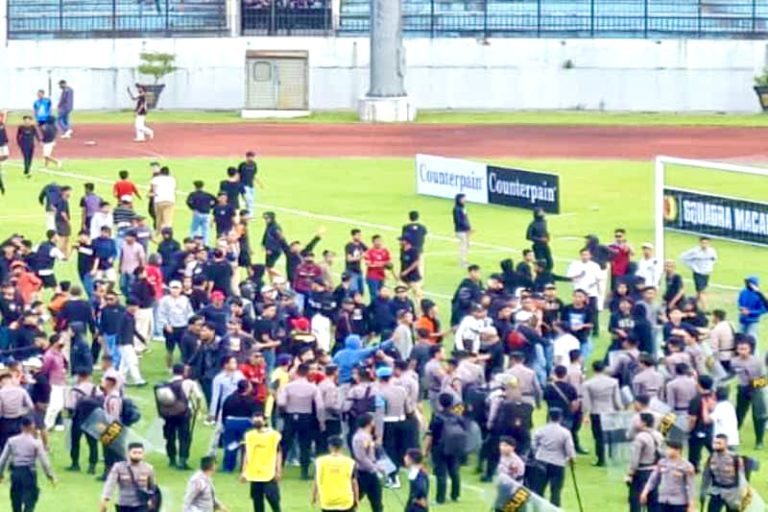 Pertandingan Liga 3 Berakhir Rusuh, Polisi Kawal Pemain Persitema Pulang