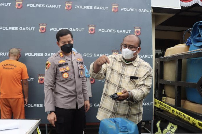 Polres Garut Tangkap 2 Tersangka Penyalahgunaan 2.100 Liter BBM Subsidi