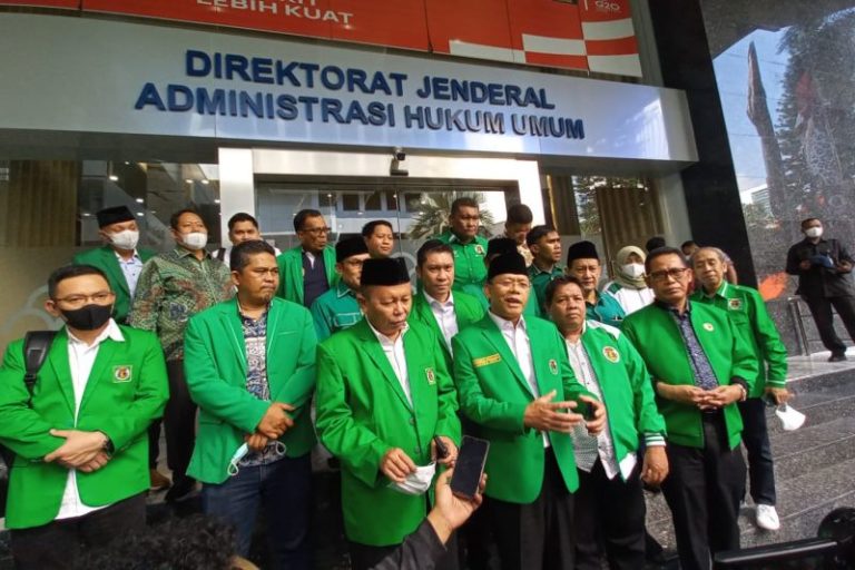 Resmikan Pengurus Baru, PPP Serahkan Hasil Mukernas ke Kemenkumham