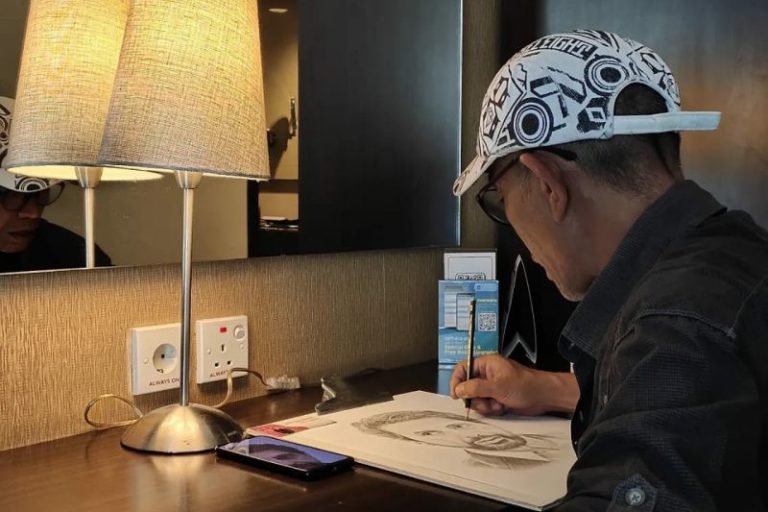 Destra Yana Seniman yang Bertugas Menggambar Sketsa Wajah 33 Tamu G20