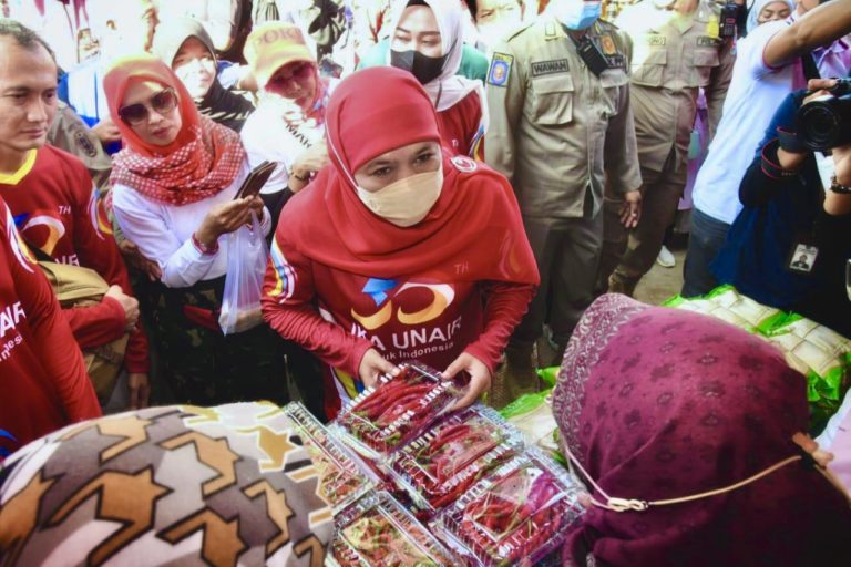 Khofifah Tinjau Pasar Murah di Acara HUT Emas IKA Unair: Ikhtiar Kendalikan Inflasi