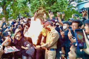 Tolak Kenaikan BBM, Massa Aksi Demo Bakar Jaket Almamater UGM