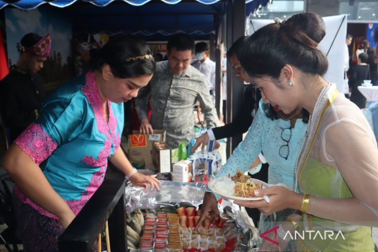 Makanan dan Minuman Khas Nusantara Dibagikan Gratis di ASEAN-China Fair