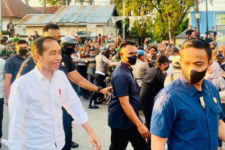 Presiden Jokowi Sapa Masyarakat Baubau Saat Jalan Kaki Menuju Hotel