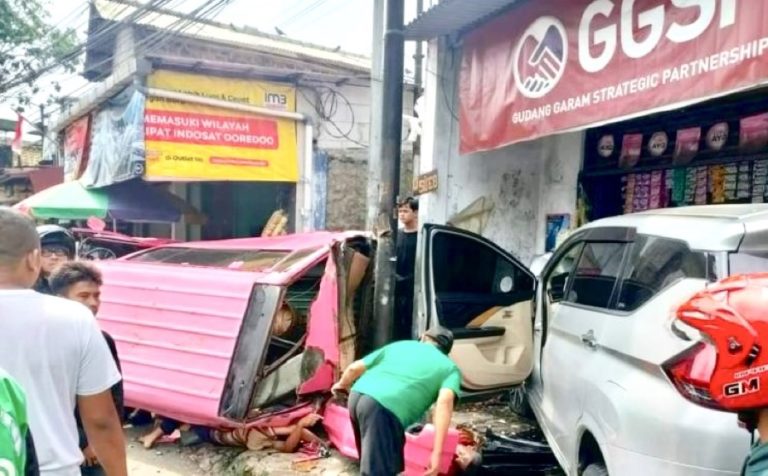 Xpander Tabrak Angkot Hingga Hancur, 3 Orang Meninggal Dunia