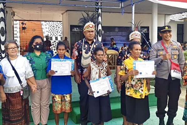 Mentas, 12 Mama Papua Dapat Surat Keterangan Melek Aksara