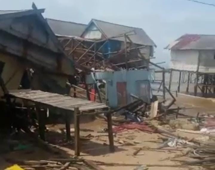 Tiga Rumah Ambruk diterjang Gelombang Pasang