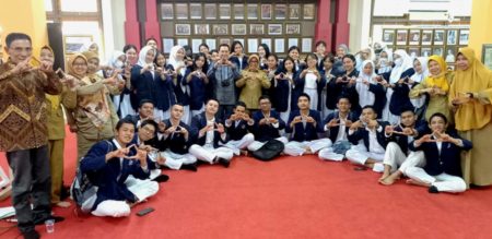Diskusi Terkait Tokoh Kalbar, Mahasiswa Fisip Untan Kunjungi Galeri Arsip Pemprov