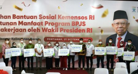 Didampingi Gubernur Kalbar, Wapres Serahkan Bantuan Kemensos dan BPJAMSOSTEK kepada Warga