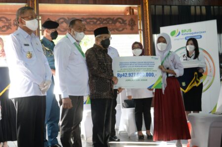 Serahkan Manfaat Beasiswa BPJS Ketenagakerjaan, Wapres Pastikan 924 Anak Pekerja Tak Putus Sekolah