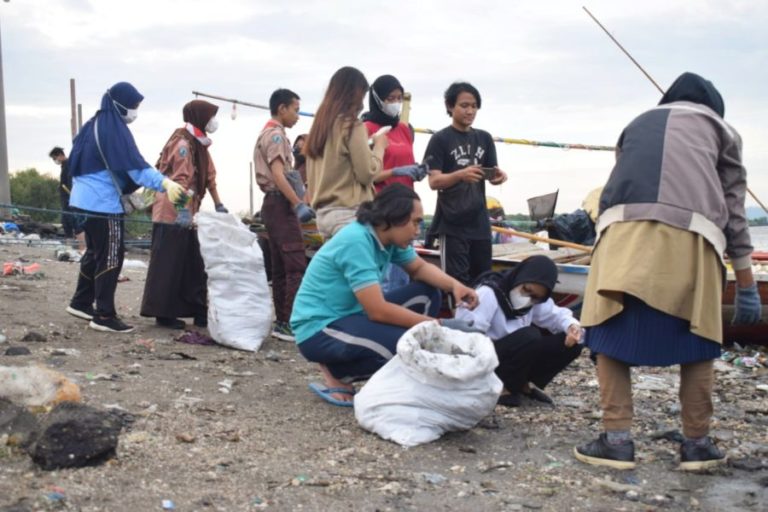 Bersih-bersih Pantai Pesisir Suramadu, Evakuasi Sampah Capai 5 Kuintal