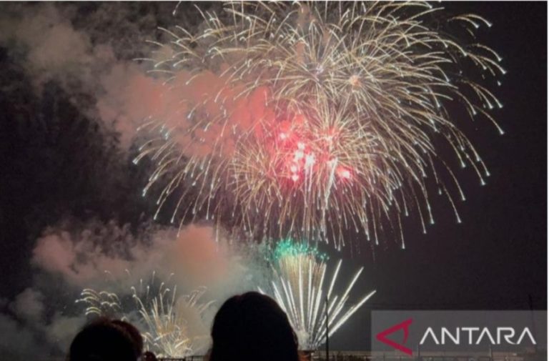 Ribuan Pengunjung Hadiri Festival Kembang Api di Kota Chigasaki Jepang