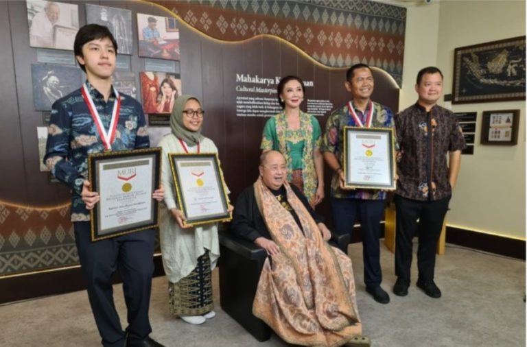 Mengukir Prestasi, Empat Sosok Inspiratif Diberikan Penghargaan oleh MURI