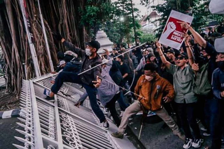 Gerbang DPRD Roboh, Kapolresta Sebut Demo BBM di Yogyakarta Terkendali