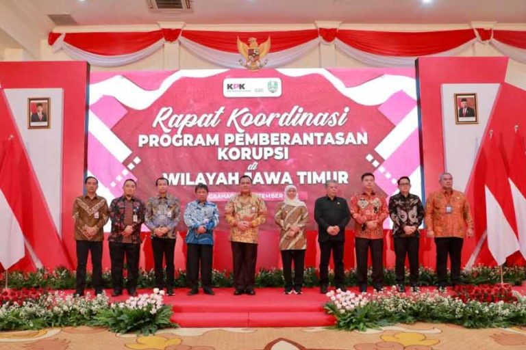 Gubernur Khofifah Kukuhkan Forum Penyuluh Anti Korupsi Jatim Periode 2022-2024