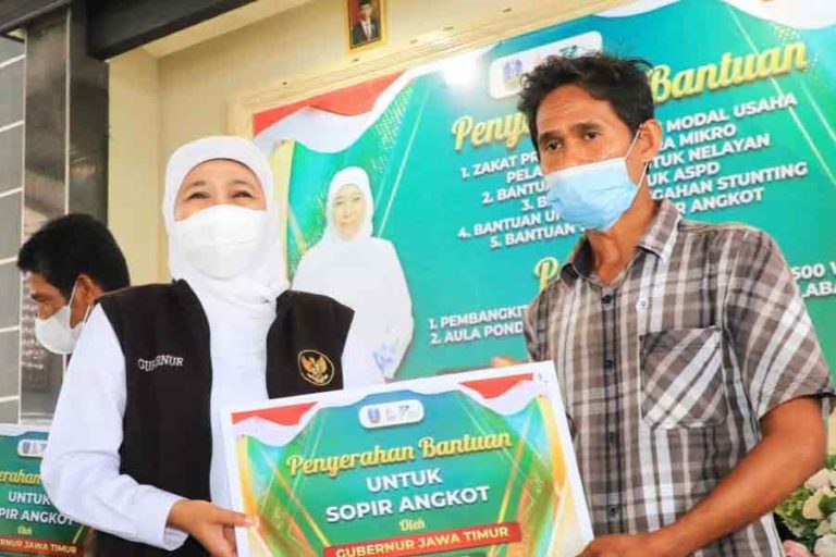 Gubernur Khofifah Serahkan Bantuan Program Perlindungan Sosial di Lamongan