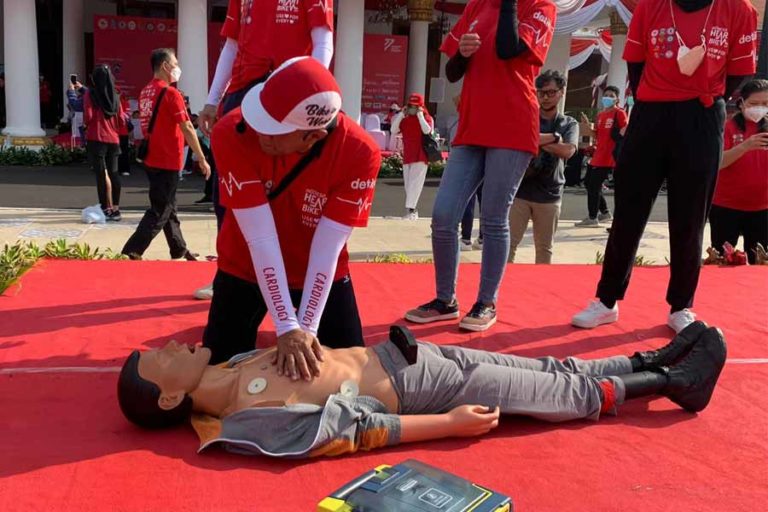 IKA Unair Ajari Pertolongan Pertama untuk Orang yang Henti Jantung