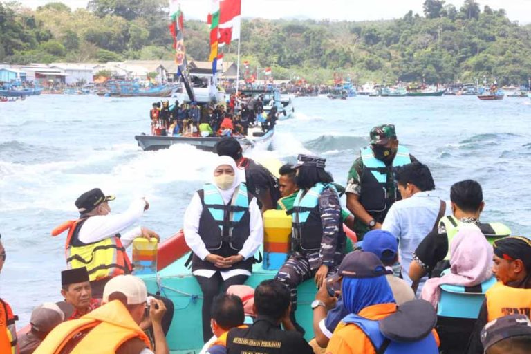 Gubernur Khofifah Pastikan Nelayan Sendang Biru tak Kekurangan Solar untuk Melaut