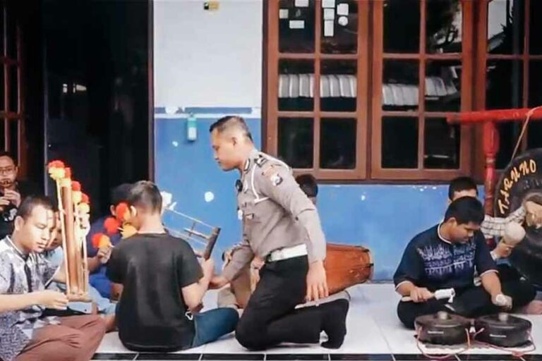 Lestarikan Budaya Lokal, Polres Ponorogo Beri Pelatihan Reog pada Anak-anak Tunanetra