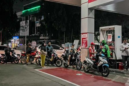 Harga Pertalite dan Solar Dikabarkan Naik, Pengendara Motor dan Mobil Ramai-ramai ke SPBU