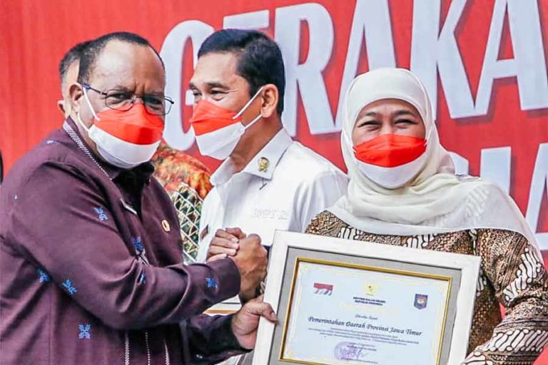 Sukses Bagikan 10 Juta Bendera Merah Putih, Jatim Terima Penghargaan dari Kemendagri