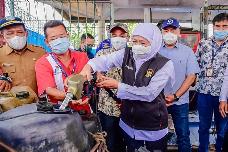 Gubernur Khofifah Tinjau Ketersediaan Solar bagi Nelayan di Lamongan