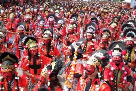 Pecahkan Rekor MURI, 7.891 Penari Topeng Kelana Menari Bersama di Indramayu