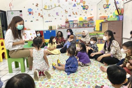TPA Rumah Ceria Ubaya Perkaya Kosakata Anak Melalui Dongeng