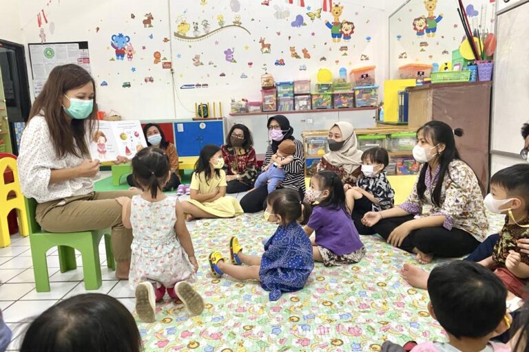 TPA Rumah Ceria Ubaya Perkaya Kosakata Anak Melalui Dongeng