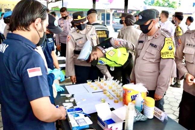 Ratusan Anggota Polresta Mojokerto Jalani Tes Urine