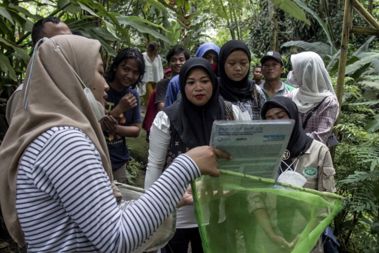 Ecoton dan DLH Jombang Beri Edukasi Peran Perempuan Jaga Kebersihan Sungai