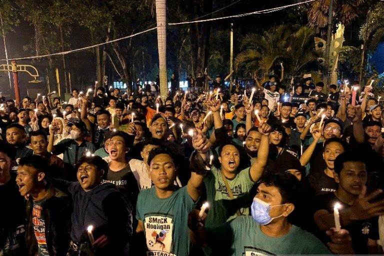 Ratusan Suporter di Medan Gelar Aksi 1.000 Lilin untuk Tragedi Kanjuruhan