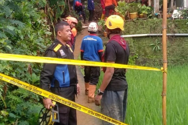 Tewaskan Seorang Warga, Polisi Jaga Lokasi Longsor di Sukabumi