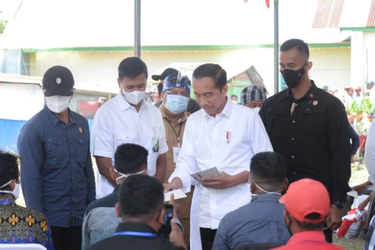 Pertahankan Daya Beli Pekerja, Presiden Serahkan BSU Bagi Peserta BPJS Ketenagakerjaan di Baubau dan Buton