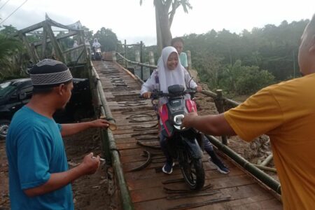 Akibat Longsor, Warga di Kecamatan Bayah Kabupaten Lebak Terpaksa Membuat Jembatan Darurat